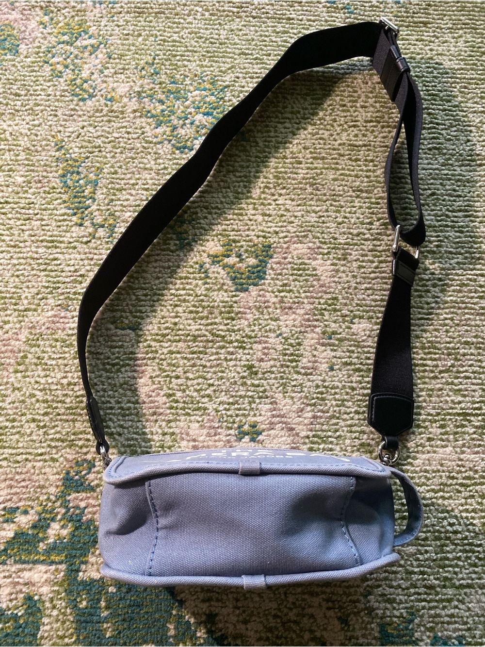 Marc Jacobs Camera Crossbody Bag in Light Gray with Black Strap - Picture 3 of 4